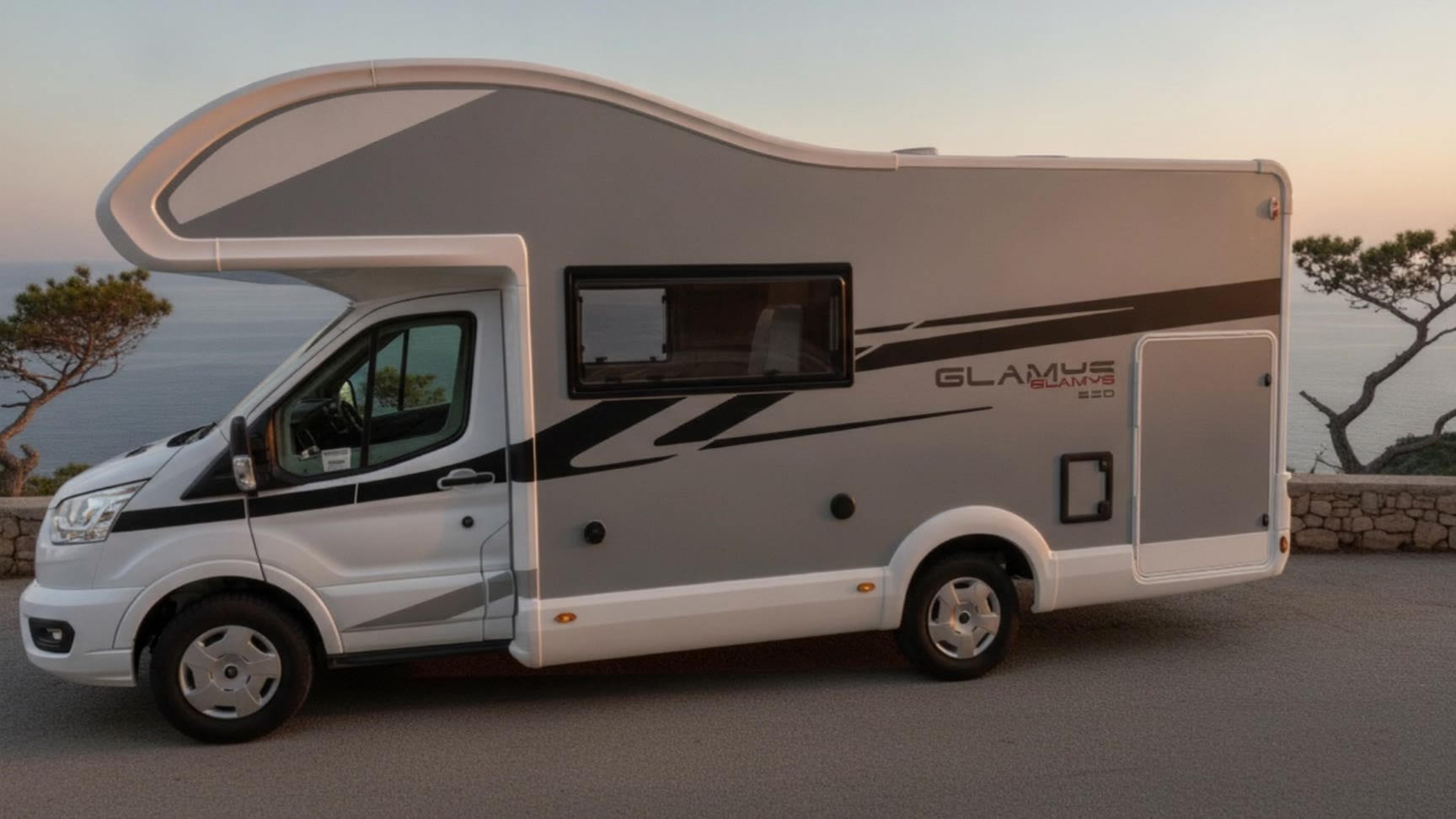 HiRoad, la McLouis Glamys 320 sobre Ford Transit, en una carretera de la costa al atardecer